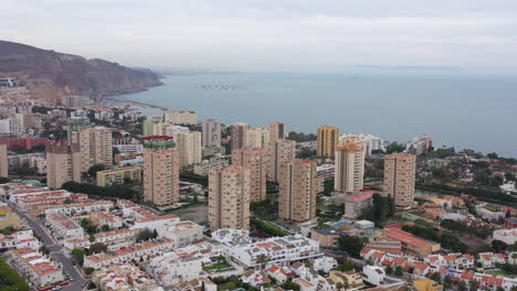 Wohngebäude-Blick-Aufs-Meer-Luftaufnahmen-Roquetas-De-Mar-Spanien-Berge-Meer
